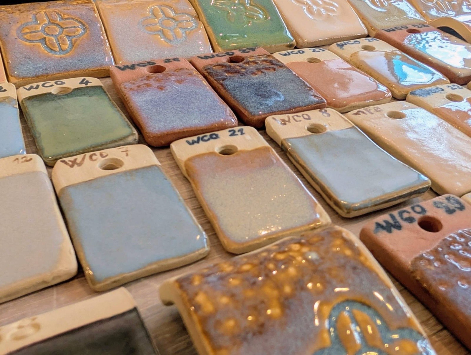 Carreaux tests d'émaux maison, éventail de couleurs et textures