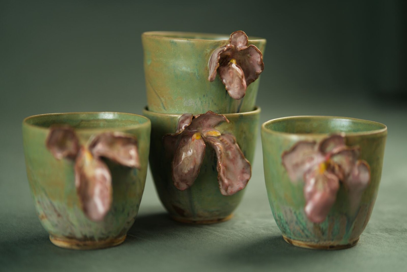 Tasses « Iris », grès tourné et modelé, émail vert mat et rose brillant