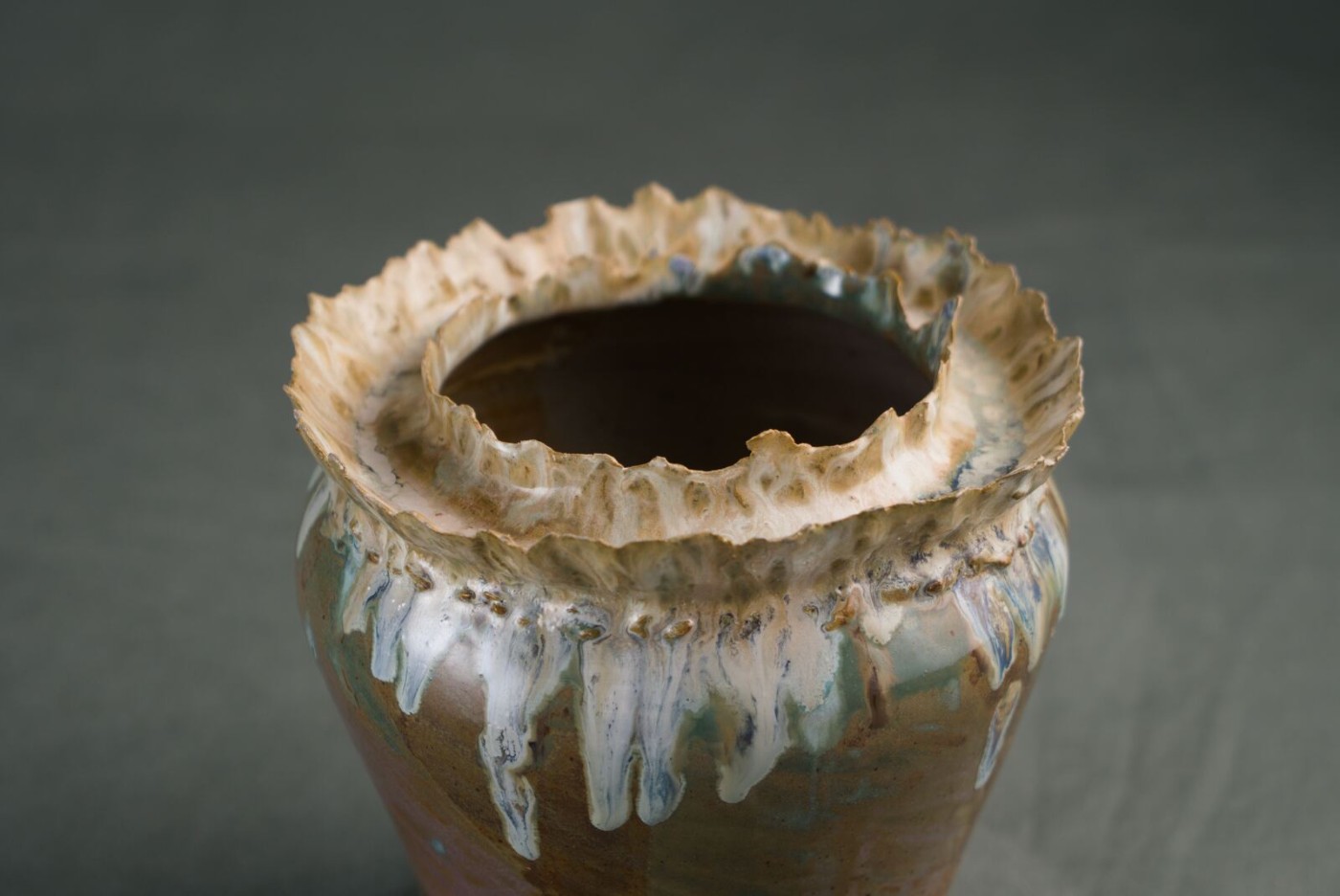 Vase à col pincé, cuit en réduction, coulures d'émaux